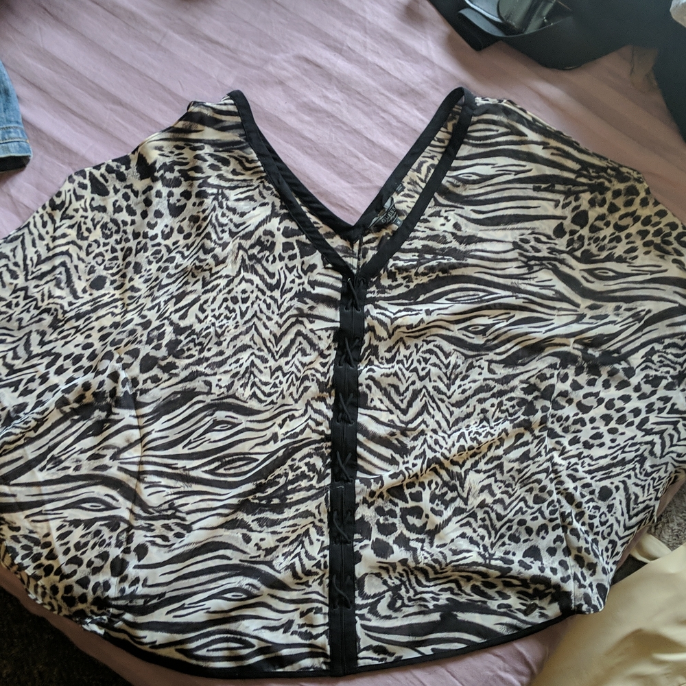 GUESS top. - Picture 3 of 5